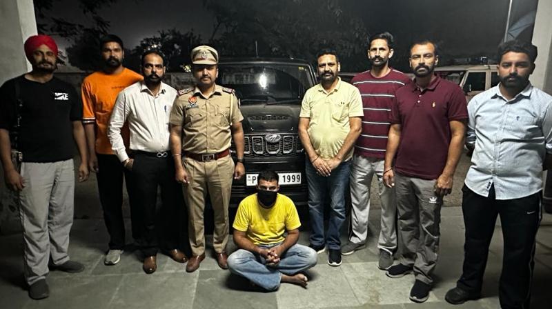 After chasing for 40 km, the police arrested two drug smugglers and recovered 2 kg of heroin