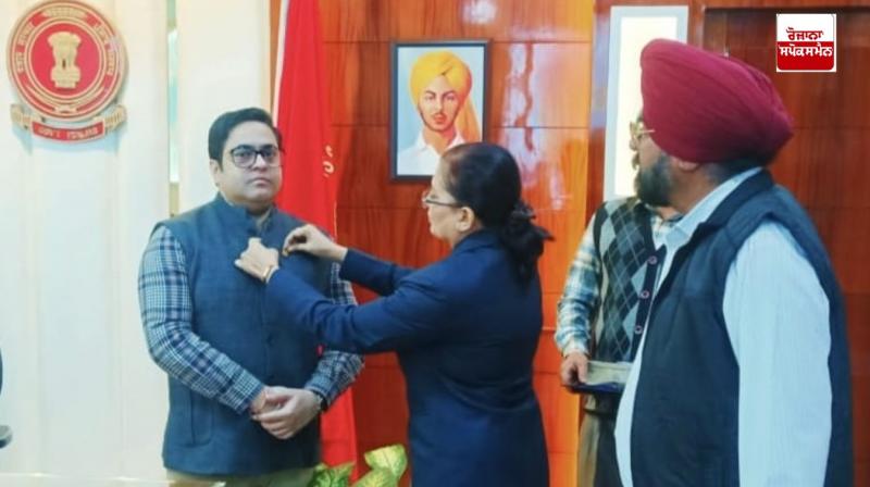 ਡਾ. ਸੁਖਮੀਤ ਮਿਨਹਾਂਸ ਵੱਲੋਂ ਡਿਪਟੀ ਕਮਿਸ਼ਨਰ ਵਿਸ਼ੇਸ਼ ਸਾਰੰਗਲ ਦੇ ਸੀਨੇ 'ਤੇ ਝੰਡਾ ਲਗਾਉਣ ਦੀ ਰਸਮ ਅਦਾ ਕਰਦੇ ਹੋਏ 