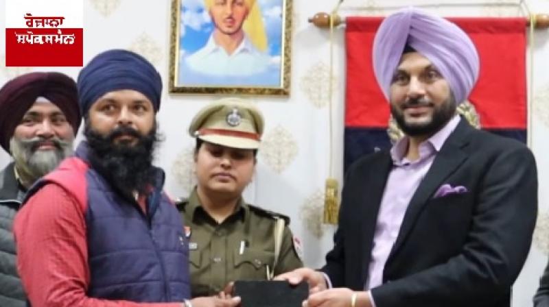 ਪੁਲਿਸ ਕਮਿਸ਼ਨਰ ਗੁਰਪ੍ਰੀਤ ਭੁੱਲਰ ਅਸਲ ਮਾਲਕਾਂ ਨੂੰ ਮੋਬਾਈਲ ਸੌਂਪਦੇ ਹੋਏ