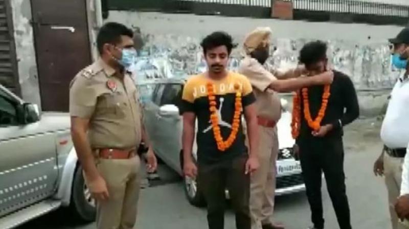 ludhiana garlands people violating lockdown appeals to them to stay indoors