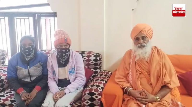 ਵਾਪਸ ਪਰਤੀ ਲੜਕੀਆਂ ਬਾਰੇ ਸੰਤ ਸੀਚੇਵਾਲ ਜਾਣਕਾਰੀ ਦਿੰਦੇ ਹੋਏ 