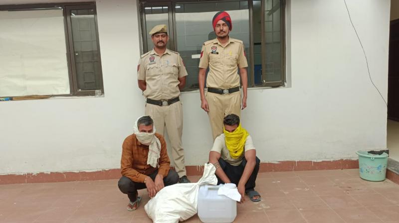   ਅਬੋਹਰ ’ਚ ਨਾਜਾਇਜ਼ ਸ਼ਰਾਬ ਸਮੇਤ ਦੋ ਨੌਜਵਾਨ ਗ੍ਰਿਫ਼ਤਾਰ