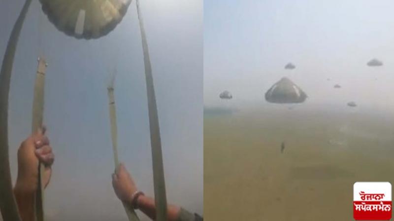600 military paratroopers fly in the sky 