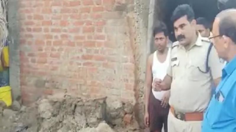 The wall of the house collapsed due to rain, the death of two sisters