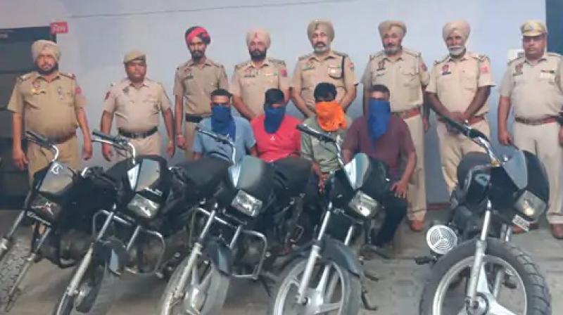 ਪੁਲਿਸ ਚੋਰ ਗਿਰੋਹ ਦੇ ਮੈਂਬਰਾਂ ਬਾਰੇ ਜਾਣਕਾਰੀ ਦਿੰਦੇ ਹੋਏ 