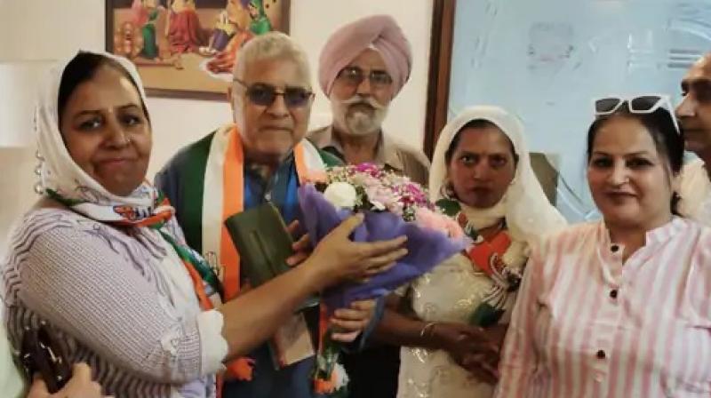  ਡਾ: ਧਰਮਵੀਰ ਗਾਂਧੀ ਨੂੰ ਸਨਮਾਨਿਤ ਕਰਦੀਆਂ ਹੋਈਆਂ ਔਰਤਾਂ 