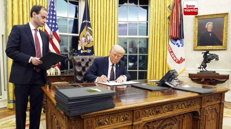 Trump signs order aimed at changing US elections