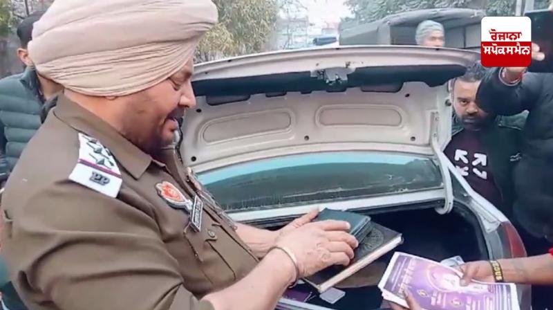 ਪੁਲਿਸ ਅਧਿਕਾਰੀ ਗੱਡੀ ਦੀ ਚੈਕਿੰਗ ਕਰਦੇ ਹੋਏ 