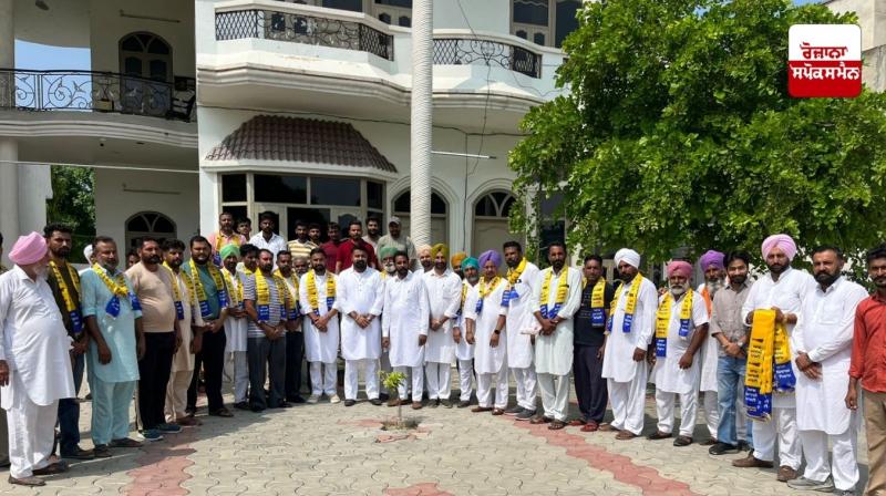 ਪਿੰਡ ਅਜਿੱਤਗਿੱਲ 'ਚੋਂ ਅਕਾਲੀ ਦਲ ਦੀ ਮੁਕੰਮਲ ਸਫ਼ਾਈ, ਸੈਂਕੜੇ ਪਰਿਵਾਰ ‘ਆਪ' 'ਚ ਹੋਏ ਸ਼ਾਮਲ