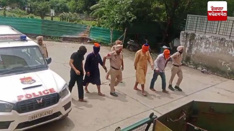 ਸੋਹਾਣਾ ਪੁਲਿਸ ਵਲੋਂ ਲੁੱਟ ਦੇ ਮੁਲਜ਼ਮ ਕਾਰ ਸਣੇ ਗ੍ਰਿਫ਼ਤਾਰ