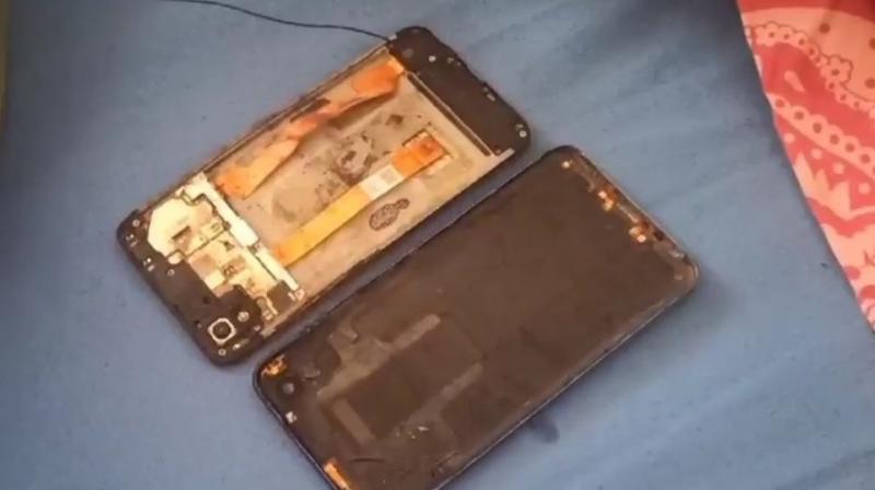A mobile phone exploded in the hand of a 3-year-old girl in Gurdaspur news in punjabi 