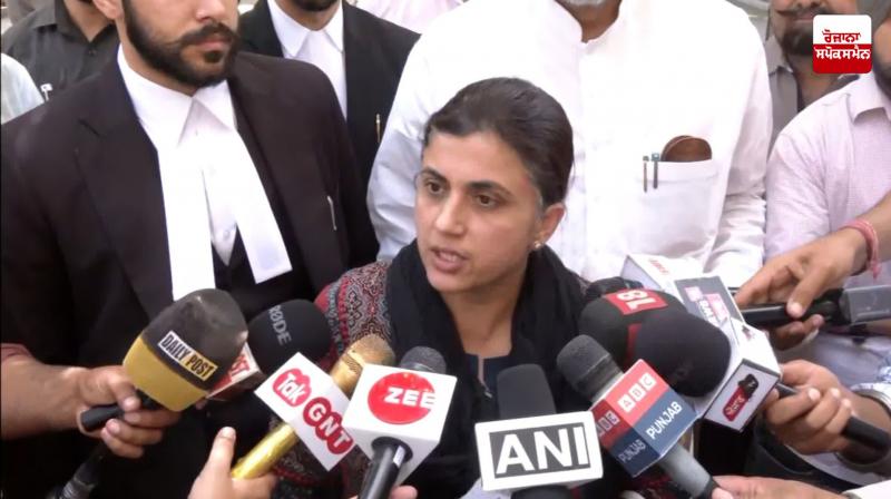 ਜਸਵਿੰਦਰ ਕੌਰ ਬਾਠ ਪੱਤਰਕਾਰਾਂ ਨਾਲ ਗੱਲਬਾਤ ਕਰਦੀ ਹੋਈ 