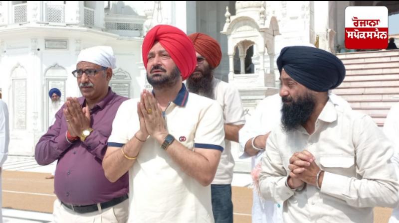Punjabi singer Malkit Singh pays obeisance at Sachkhand Sri Darbar Sahib