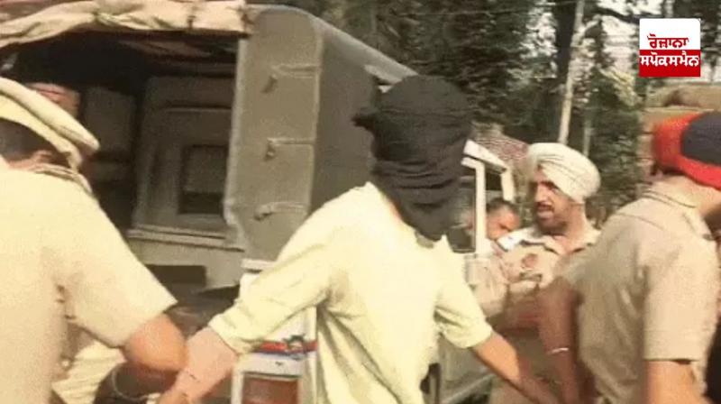 ਲੁਧਿਆਣਾ 'ਚ ਬੰਬ ਸੁੱਟਣ ਵਾਲੇ ਬਦਮਾਸ਼ ਨੂੰ ਕਾਬੂ ਕਰਕੇ ਲਿਜਾਂਦੀ ਹੋਈ ਪੁਲਿਸ 