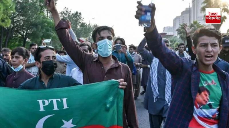 ਪਾਕਿਸਤਾਨ 'ਚ ਇਮਰਾਨ ਦੇ ਐਲਾਨ ਤੋਂ ਬਾਅਦ ਪ੍ਰਦਰਸ਼ਨਕਾਰੀ ਪ੍ਰਦਰਸ਼ਨ ਕਰਦੇ ਹੋਏ 