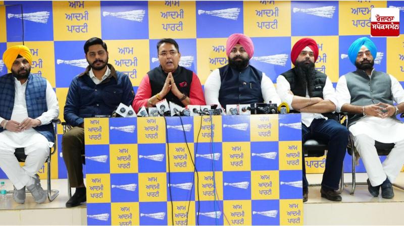 ਆਪ ਪੰਜਾਬ ਦੇ ਨਵ-ਨਿਯੁਕਤ ਪੰਜਾਬ ਪ੍ਰਧਾਨ ਅਮਨ ਅਰੋੜਾ ਪੱਤਰਕਾਰਾਂ ਨਾਲ ਗੱਲਬਾਤ ਕਰਦੇ ਹੋਏ 