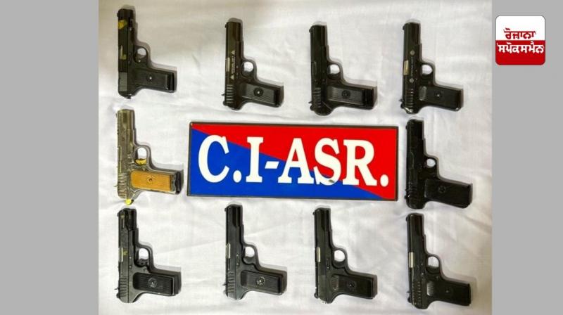 ਅੰਮ੍ਰਿਤਸਰ ' ਚ ਕਾਊਂਟਰ ਇੰਟੈਲੀਜੈਂਸ ਨੇ ਪਾਕਿਸਤਾਨ ਨਾਲ ਜੁੜੇ ਸਰਹੱਦ ਪਾਰ ਹਥਿਆਰ ਤਸਕਰੀ ਗਿਰੋਹ ਦਾ ਕੀਤਾ ਪਰਦਾਫਾਸ਼