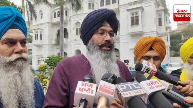 ਸ਼੍ਰੋਮਣੀ ਅਕਾਲੀ ਦਲ ਦੇ ਕਾਰਜਕਾਰੀ ਪ੍ਰਧਾਨ ਇਮਾਨ ਸਿੰਘ ਮਾਨ ਪੱਰਤਕਾਰਾਂ ਨਾਲ ਗੱਲਬਾਤ ਕਰਦੇ ਹੋਏ 