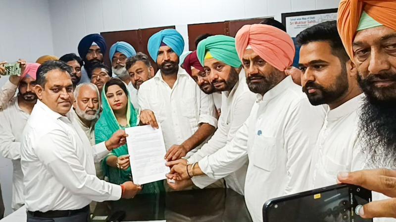 ਰਾਜਾ ਵੜਿੰਗ ਡੀਸੀ ਨੂੰ ਮੰਗ ਪੱਤਰ ਸੌਂਪਦੇ ਹੋਏ 