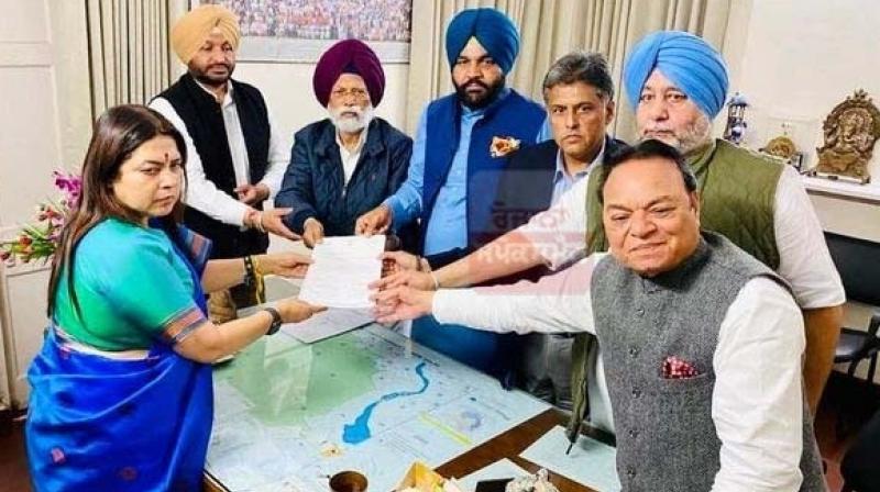 6 Congress MPs from Punjab meet Union Minister Meenakshi Lekhi