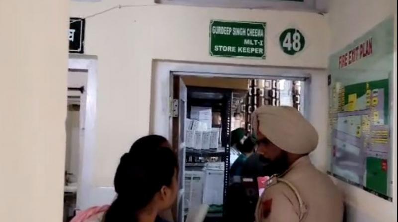 ਬਰਨਾਲਾ ਵਿਜੀਲੈਂਸ ਬਿਊਰੋ ਸਰਕਾਰੀ ਹਸਪਤਾਲ ’ਚ ਰੇਡ ਕਰਦੇ ਹੋਏ 