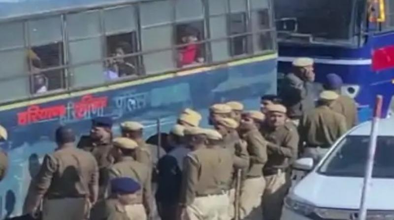 Karnal: MBBS students in custody: Arriving to meet CM in program stopped by police at gate; She was taken to the police station on a bus