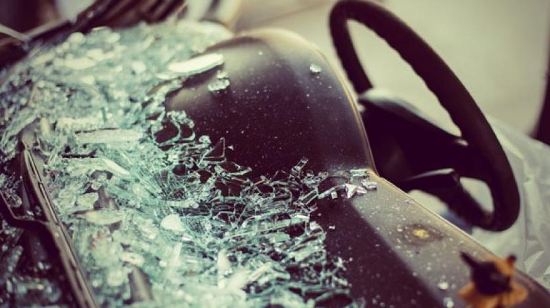 Robbery of 18 lakh rupees by breaking the car window, police is investigating