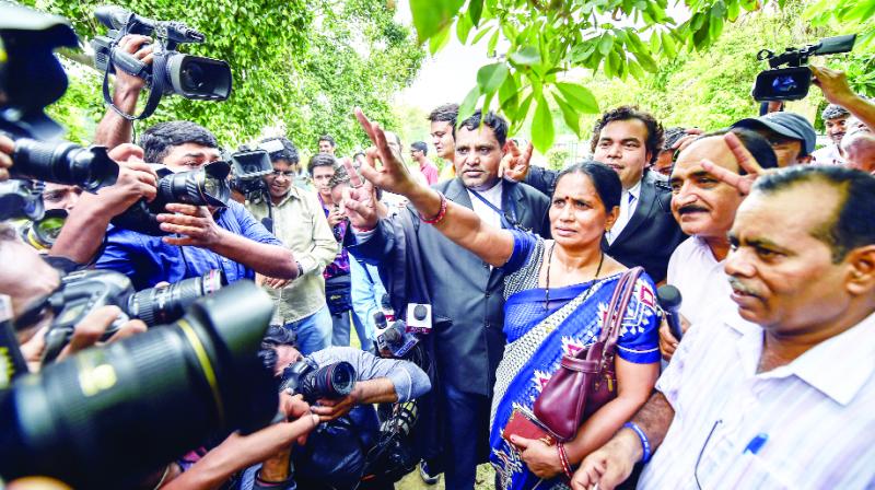 Nirbhaya's Mother showing a Victory sign after the Court's Decision