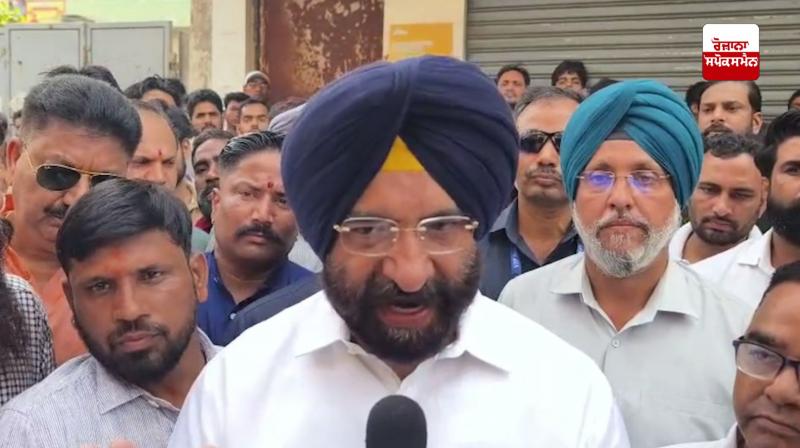 ਮੰਤਰੀ ਮਨਜਿੰਦਰ ਸਿੰਘ ਸਿਰਸਾ ਪੱਤਰਕਾਰਾਂ ਨਾਲ ਗੱਲਬਾਤ ਕਰਦੇ ਹੋਏ 