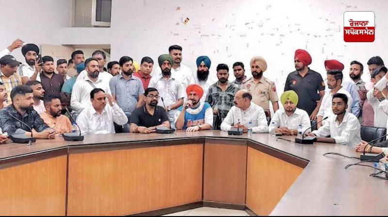 ਕੈਬਨਿਟ ਮੰਤਰੀ ਮੋਹਿੰਦਰ ਭਗਤ ਜਲੰਧਰ ’ਚ ਦੋਆਬਾ ਜ਼ੋਨ ਦੀ ਮੀਟਿੰਗ ਕਰਦੇ ਹੋਏ  