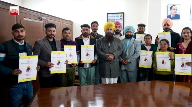 ਗੁਰਮੀਤ ਸਿੰਘ ਖੁੱਡੀਆਂ ਪਸ਼ੂ ਪਾਲਣ ਵਿਭਾਗ ’ਚ 11 ਨੌਜਵਾਨਾਂ ਨੂੰ ਨਿਯੁਕਤੀ ਪੱਤਰ ਸੌਂਪਦੇ 