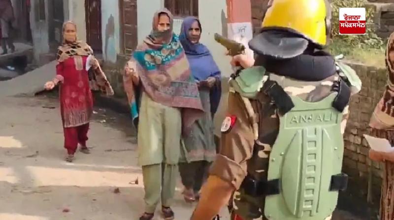 ਮੀਰਾਪੁਰ 'ਚ ਰਿਵਾਲਵਰ ਨਾਲ ਵੋਟਰਾਂ ਨੂੰ ਧਮਕਾਇਆ ਜਾ ਰਿਹਾ ਹੈ SHO