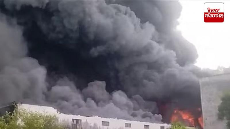 ਲਖਨਊ 'ਚ ਆਈਸਕ੍ਰੀਮ ਗੋਦਾਮ 'ਚ ਲੱਗੀ ਭਿਆਨਕ ਅੱਗ ਦੀ ਤਸਵੀਰ 