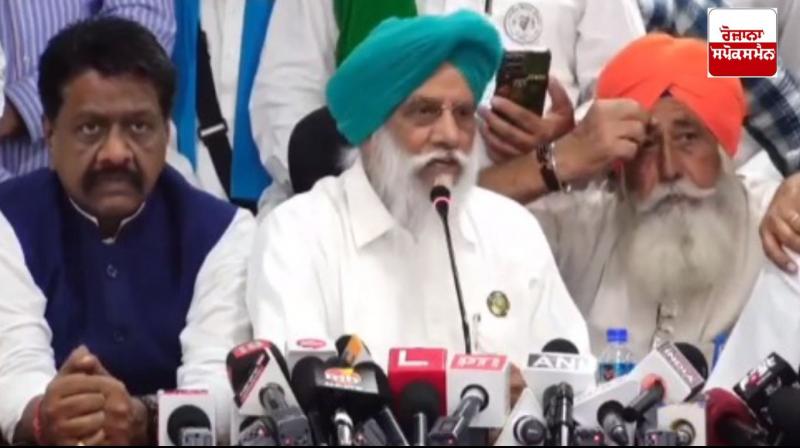  ਬਲਬੀਰ ਸਿੰਘ ਰਾਜੇਵਾਲ ਪੱਤਰਕਾਰਾਂ ਨਾਲ ਗੱਲਬਾਤ ਕਰਦੇ ਹੋਏ 