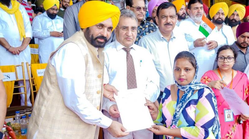 Independence Day bonanza for 3600 Safai Karamcharis/Safai Mitras of Ludhiana as CM hands over regularisation letters