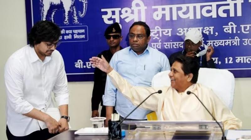 ਮਾਇਆਵਤੀ ਆਕਾਸ਼ ਆਨੰਦ ਨੂੰ ਆਪਣਾ ਉੱਤਰਾਧਿਕਾਰੀ ਨਿਯੁਕਤ ਕਰਦੇ ਹੋਏ