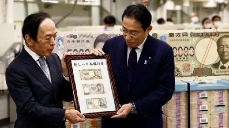 ਨਵੇਂ ਬੈਂਕ ਨੋਟ ਜਾਰੀ ਕਰਦੇ ਹੋਏ ਤਸਵੀਰ