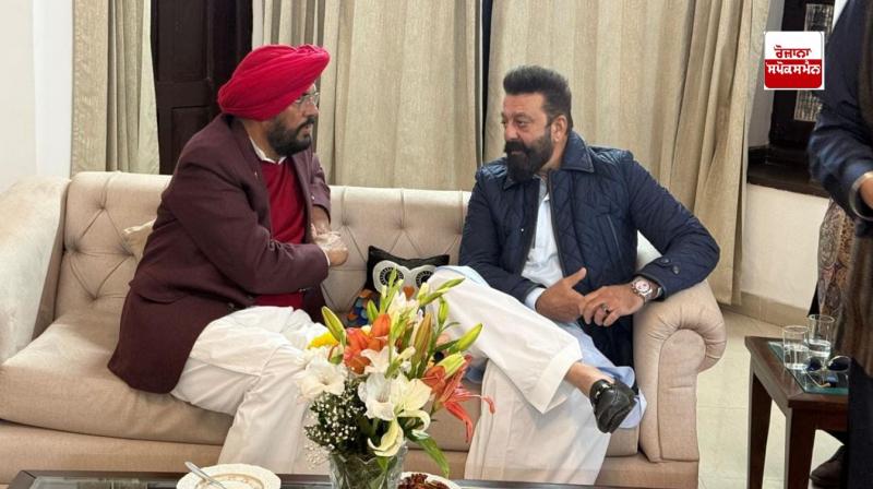 ਬਾਲੀਵੁੱਡ ਅਦਾਕਾਰ ਸੰਜੇ ਦੱਤ ਨਾਲ ਕੈਬਨਿਟ ਮੰਤਰੀ ਕੁਲਦੀਪ ਸਿੰਘ ਧਾਲੀਵਾਲ ਗੱਲਬਾਤ ਕਰਦੇ ਹੋਏ 