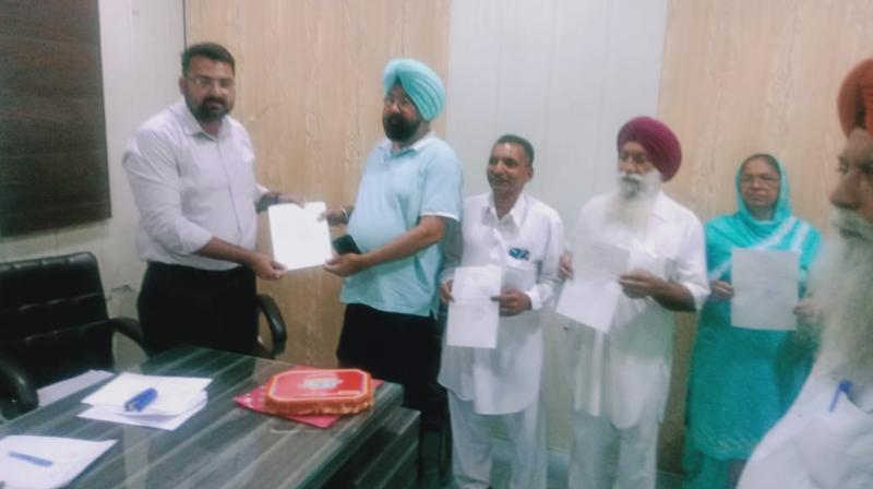 ਪਿੰਡ ਤਲਵੰਡੀ ਕੂਕਾ ਵਿਖੇ ਸਰਬ ਸੰਮਤੀ ਨਾਲ ਬਣੇ ਹਰਜਿੰਦਰ ਸਿੰਘ ਸਰਪੰਚ ਦਾ ਪ੍ਰਮਾਣ ਪੱਤਰ ਹਾਸਲ ਕਰਦੇ ਹੋਏ 