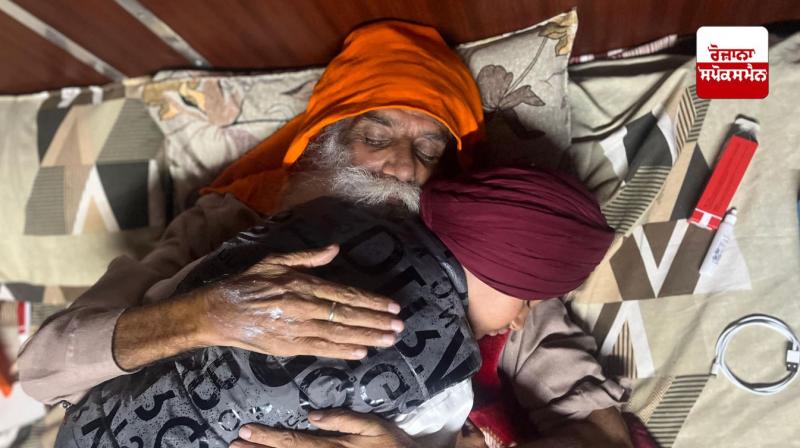 ਡੱਲੇਵਾਲ ਦਾ ਪੋਤਾ ਆਪਣੇ ਦਾਦੇ ਨੂੰ ਘੁੱਟ ਕੇ ਜੱਫ਼ੀ ਪਾ ਕੇ ਮਿਲਦੇ ਹੋਏ 