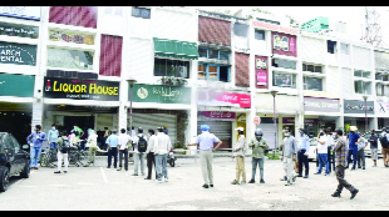 ਚੰਡੀਗੜ੍ਹ : ਠੇਕਿਆਂ 'ਤੇ ਲੱਗੀਆਂ ਲੰਮੀਆਂ ਕਤਾਰਾਂ, ਕੋਰੋਨਾ ਮਰੀਜ਼ 102 ਹੋਏ