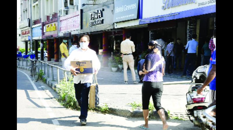 ਸ਼ਰਾਬ ਦੇ ਅੱਗੇ ਤਾਲਾਬੰਦੀ ਫੇਲ, ਪ੍ਰਸ਼ਾਸਨ ਦੇ ਆਦੇਸ਼ਾਂ ਦੀਆਂ ਜੰਮ ਕੇ ਉਡਾਈਆਂ ਗਈਆਂ ਧੱਜੀਆਂ