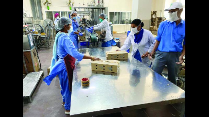 ਜ਼ਿਲ੍ਹਾ ਪ੍ਰਸ਼ਾਸਨ ਦੀ ਜਾਂਚ ਟੀਮ ਨੇ ਵੇਰਕਾ ਮਿਲਕ ਪਲਾਂਟ 'ਚ ਕੀਤੀ ਅਚਨਚੇਤ ਚੈਕਿੰਗ