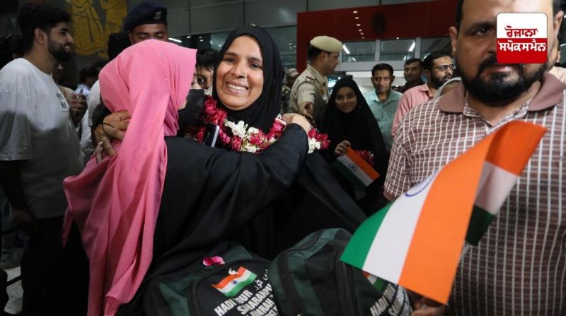 290 Indian students return to Delhi from Iran
