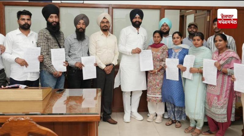 ਲਾਲਜੀਤ ਸਿੰਘ ਭੁੱਲਰ ਨੇ 12 ਨਵ-ਨਿਯੁਕਤ ਜੇਲ੍ਹ ਮੁਲਾਜ਼ਮਾਂ ਨੂੰ ਨਿਯੁਕਤੀ ਪੱਤਰ ਸੌਂਪੇ