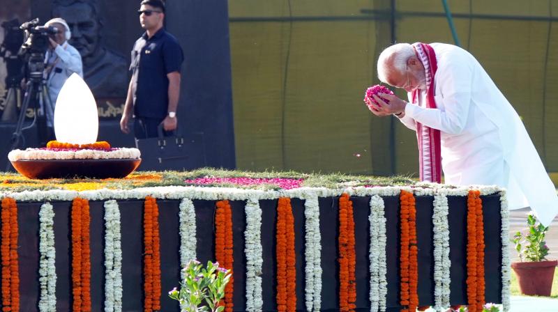Before the swearing-in ceremony, PM Modi bowed to Bapu and Atal Bihari Vajpayee