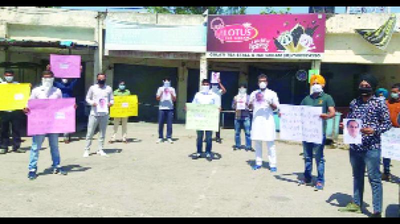 ਡੇਰਾਬੱਸੀ ਬੱਸ ਸਟੈਂਡ 'ਤੇ ਯੂਥ ਕਾਂਗਰਸ ਦੇਰਕਰ ਕੇਂਦਰ ਸਰਕਾਰ ਤੋਂ ਮਜ਼ਦੂਰਾਂ ਦੇ ਖਾਤੇ ਵਿੱਚ 6 ਹਜ਼ਾਰ ਰੁਪਏ ਪਾਉਣ ਦੀ ਮੰਗ ਕਰਦੇ ਹੋਏ।