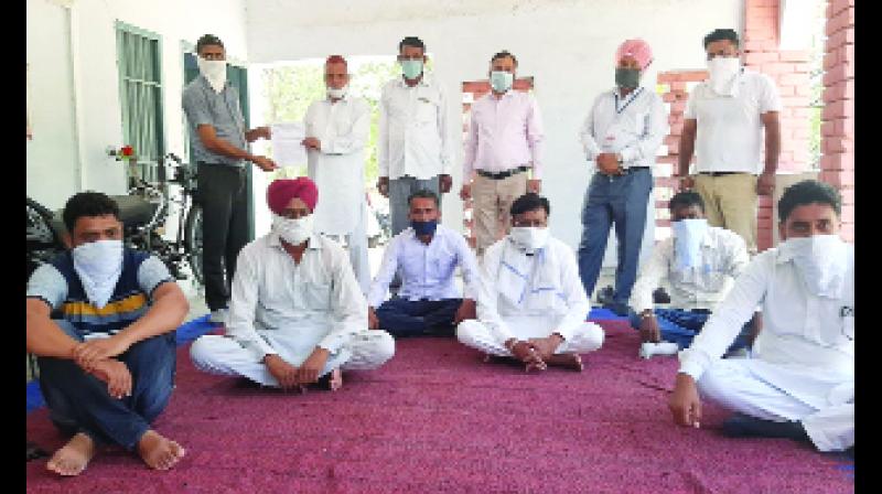 ਬਲਾਕ ਸਿਖਿਆ ਅਧਿਕਾਰੀ ਬੜਾਗੁੜਾ ਨੂੰ ਮੰਗ ਪੱਤਰ ਦਿੰਦੇ ਹੋਏ ਅਧਿਆਪਕ।