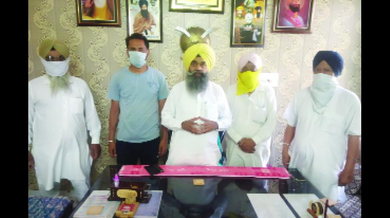 ਅਕਾਲੀ ਦਲ ਸੁਤੰਤਰ ਦੀ ਬੈਠਕ ਤੋਂ ਬਾਅਦ ਪੱਤਰਕਾਰਾਂ ਨਾਲ ਗੱਲਬਾਤ ਕਰਦੇ ਹੋਏ ਪਾਰਟੀ ਦੇ ਕੌਮੀ ਪ੍ਰਧਾਨ ਪਰਮਜੀਤ ਸਿੰਘ ਸਹੌਲੀ।        ਫੋਟੋ : ਕਰਮਜੀਤ ਸਿੰਘ