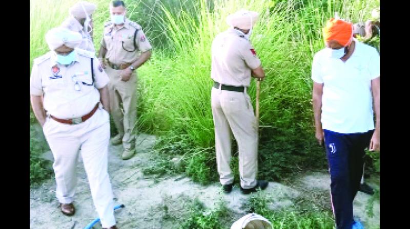 ਛਾਪਮਾਰੀ ਕਰਦੀ ਹੋਈ ਪੁਲਿਸ ਪਾਰਟੀ।